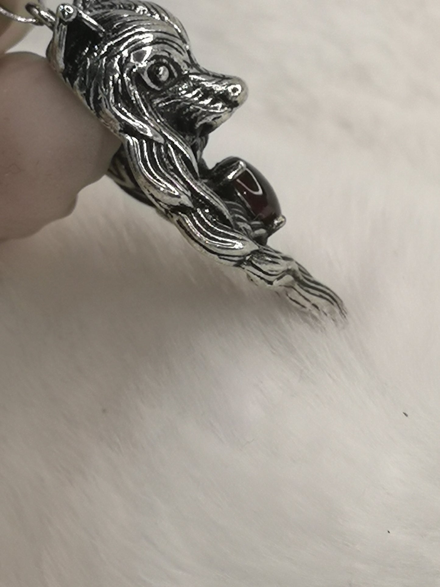 Wolf aus Kupfer mit einem Granat Edelstein