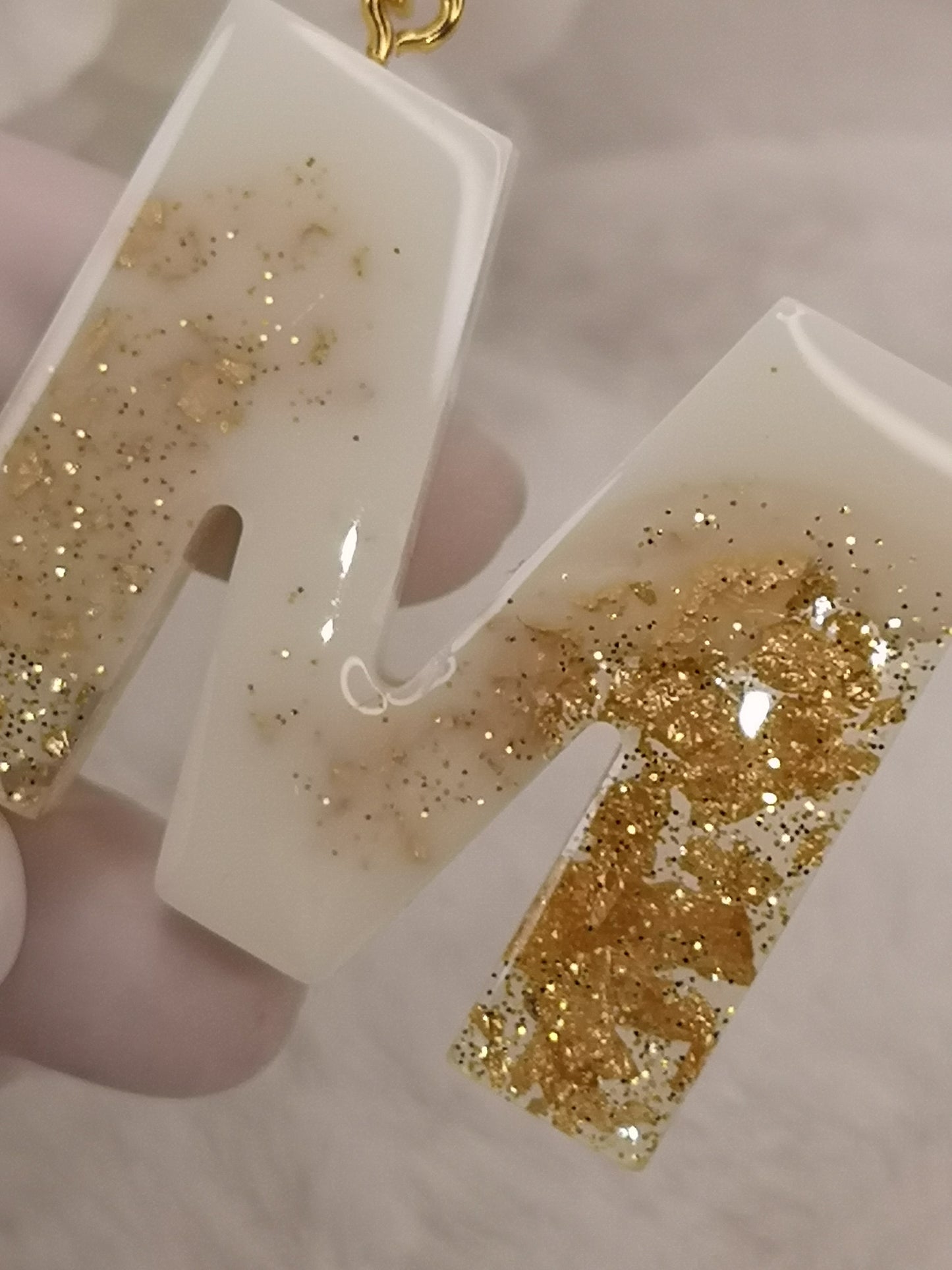 Buchstaben Schlüsselanhänger M aus Kunstharz Unikat