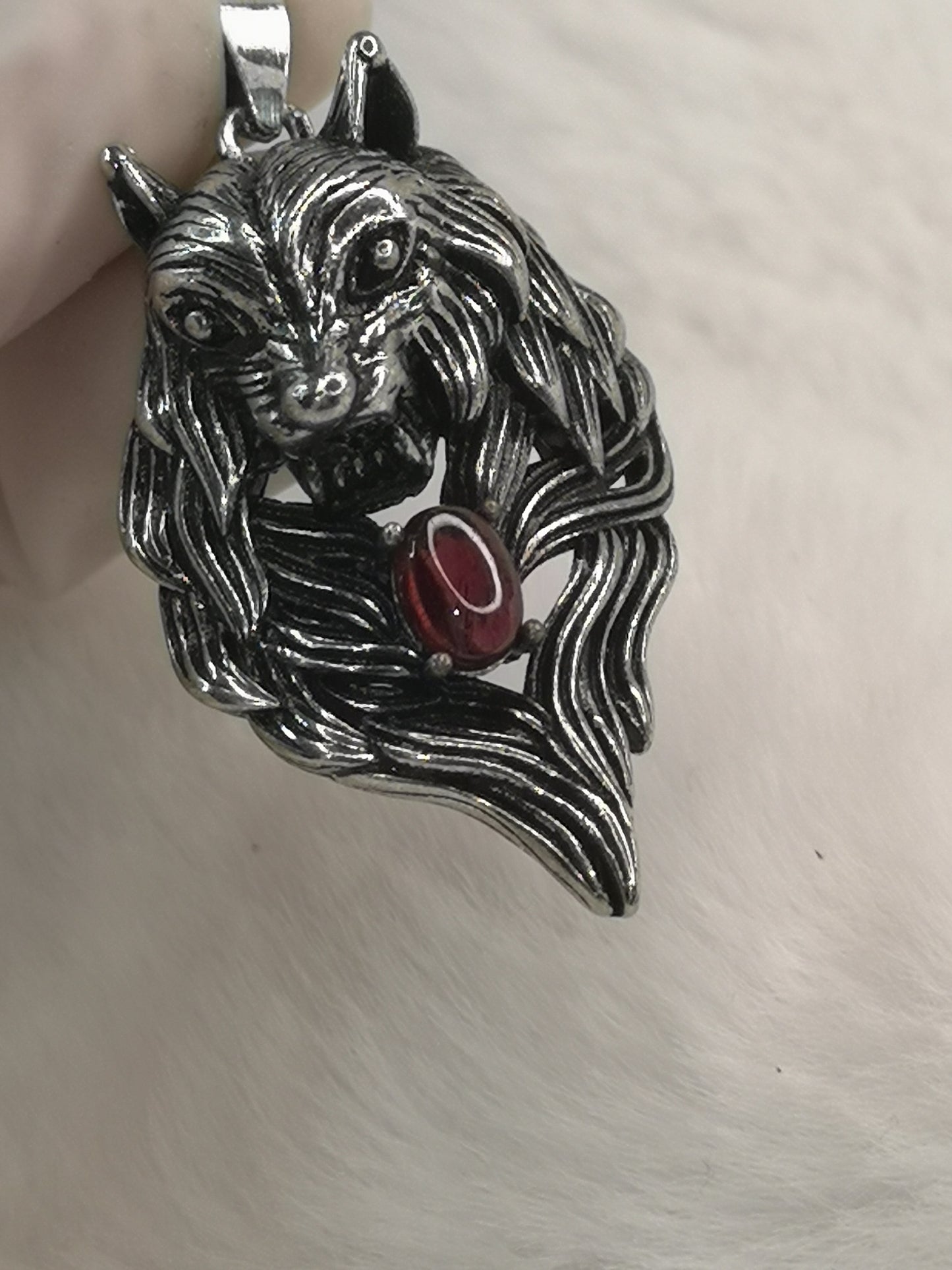 Wolf aus Kupfer mit einem Granat Edelstein