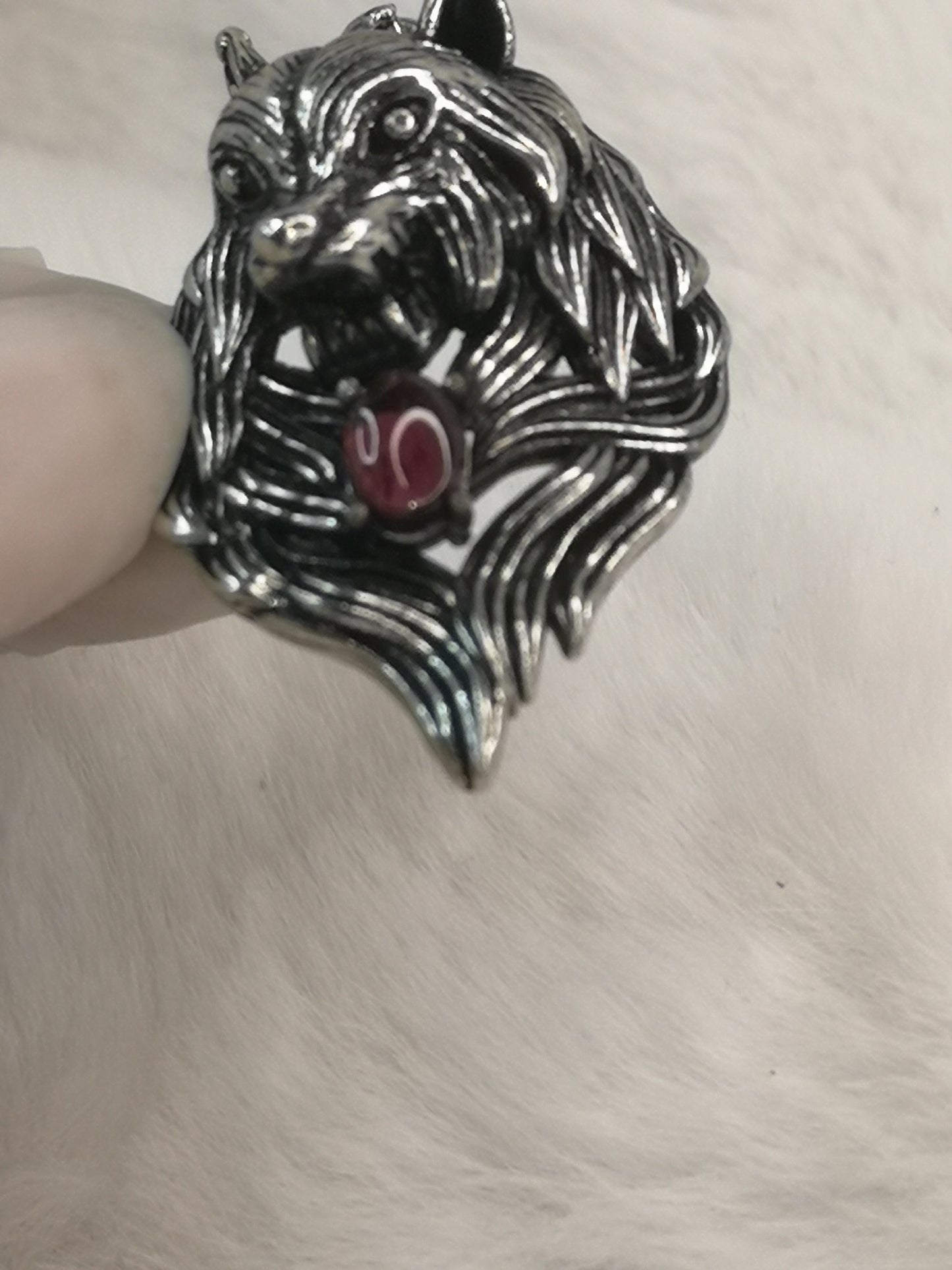 Wolf aus Kupfer mit einem Granat Edelstein