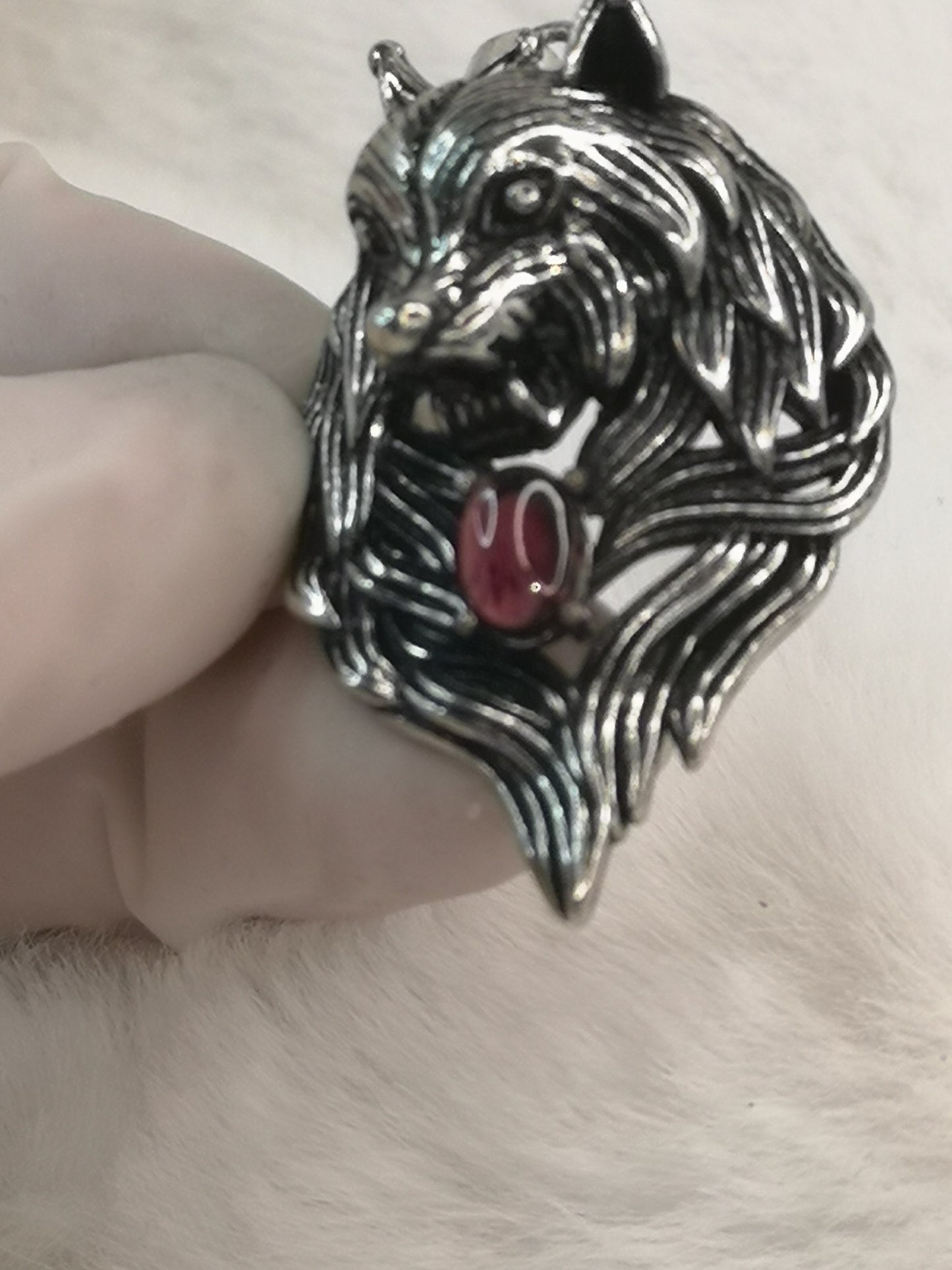 Wolf aus Kupfer mit einem Granat Edelstein