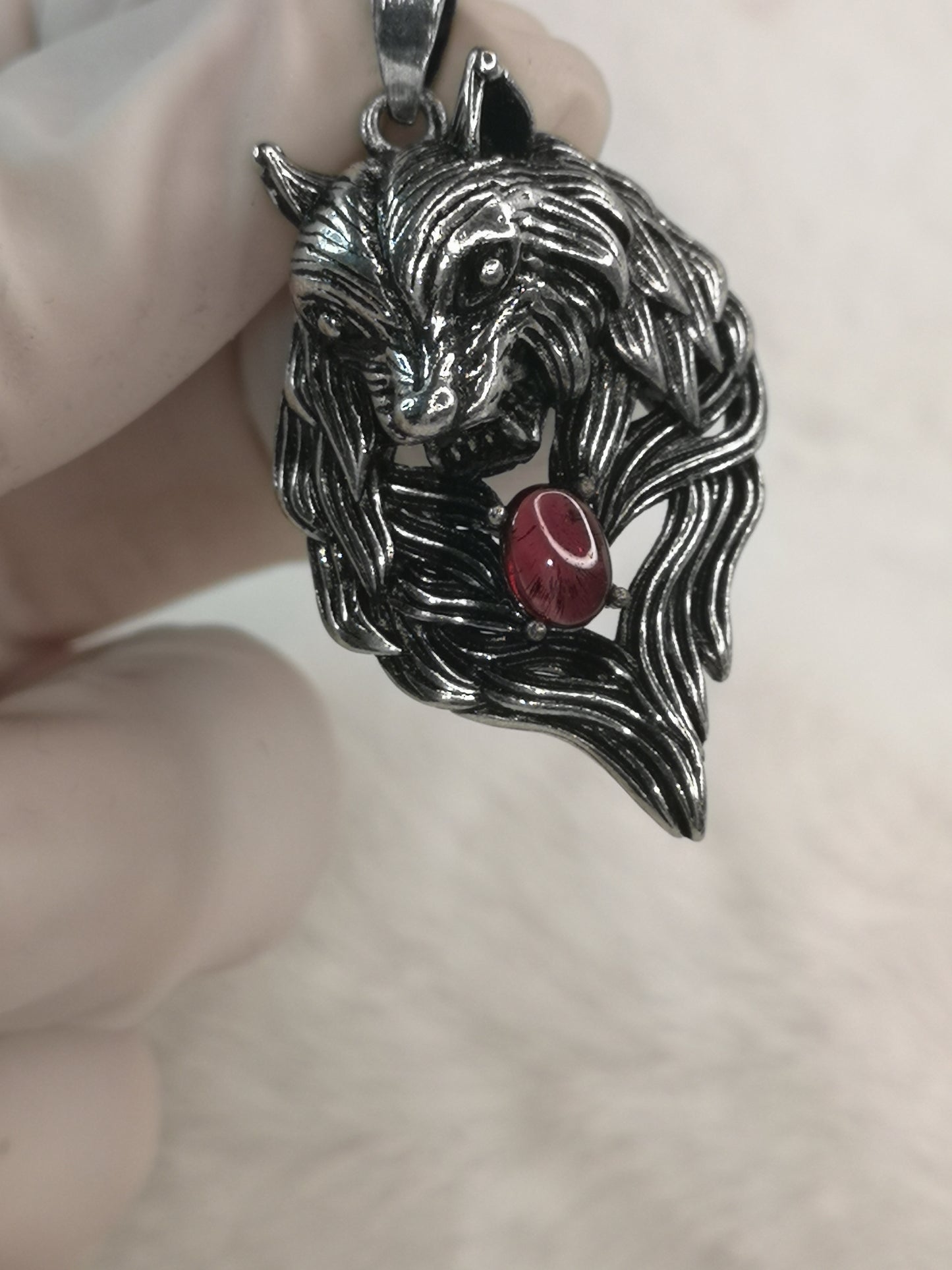 Wolf aus Kupfer mit einem Granat Edelstein