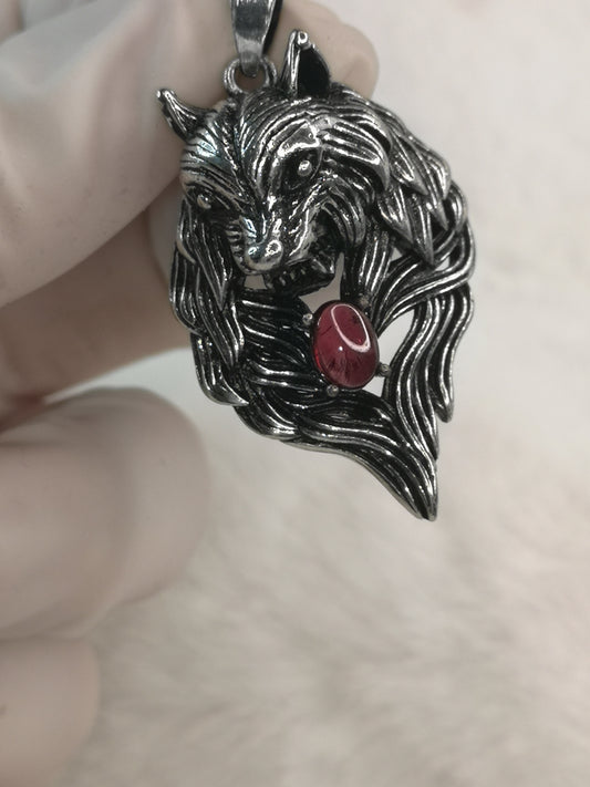 Wolf aus Kupfer mit einem Granat Edelstein