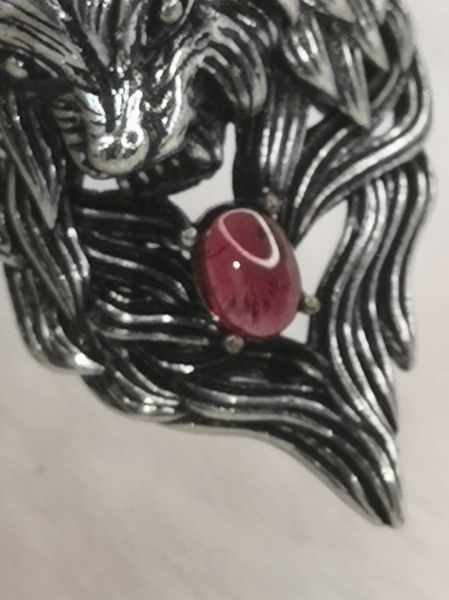 Wolf aus Kupfer mit einem Granat Edelstein