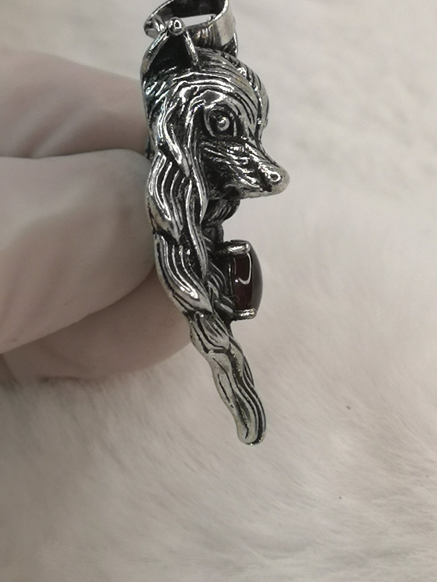 Wolf aus Kupfer mit einem Granat Edelstein