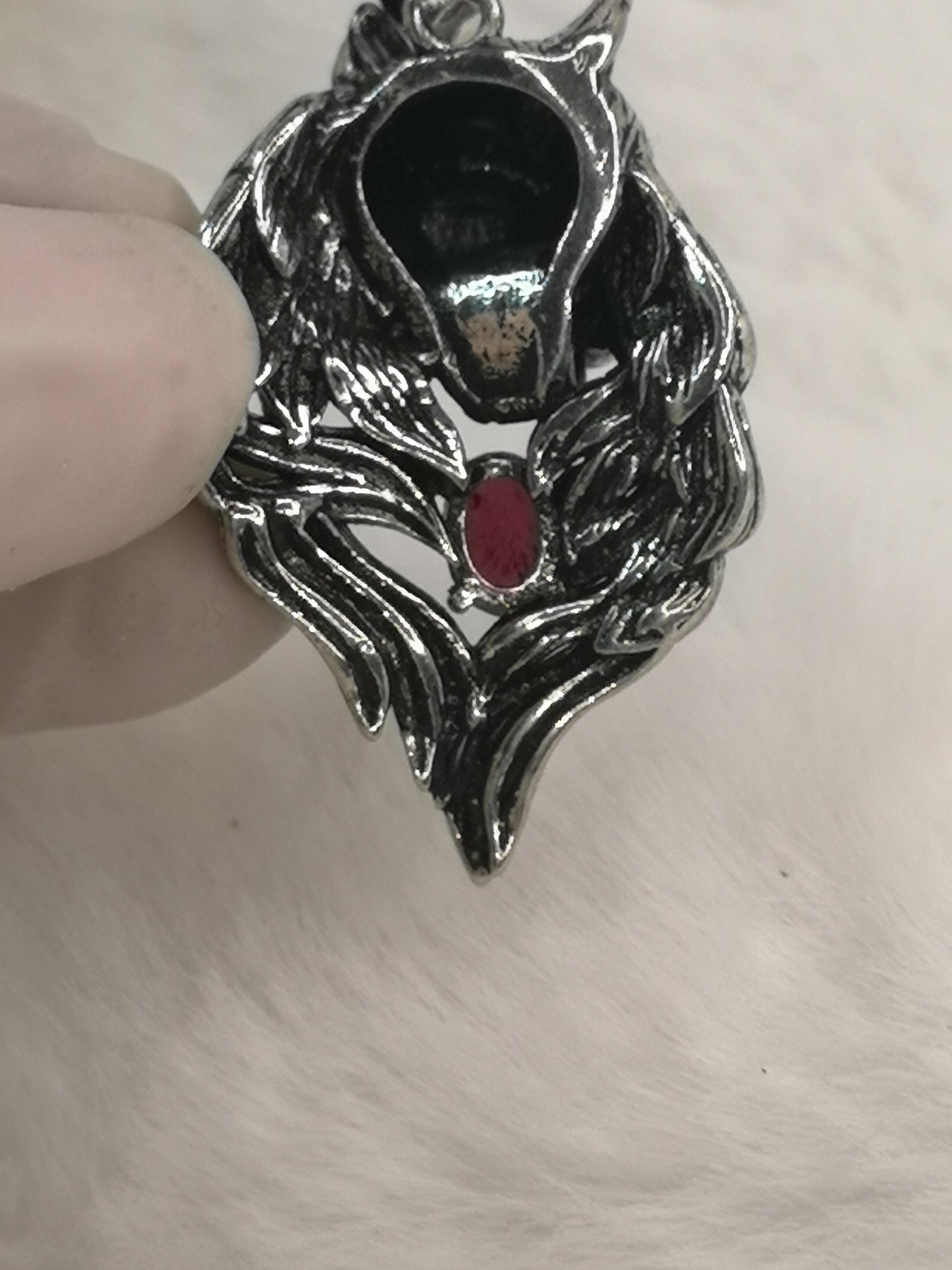 Wolf aus Kupfer mit einem Granat Edelstein