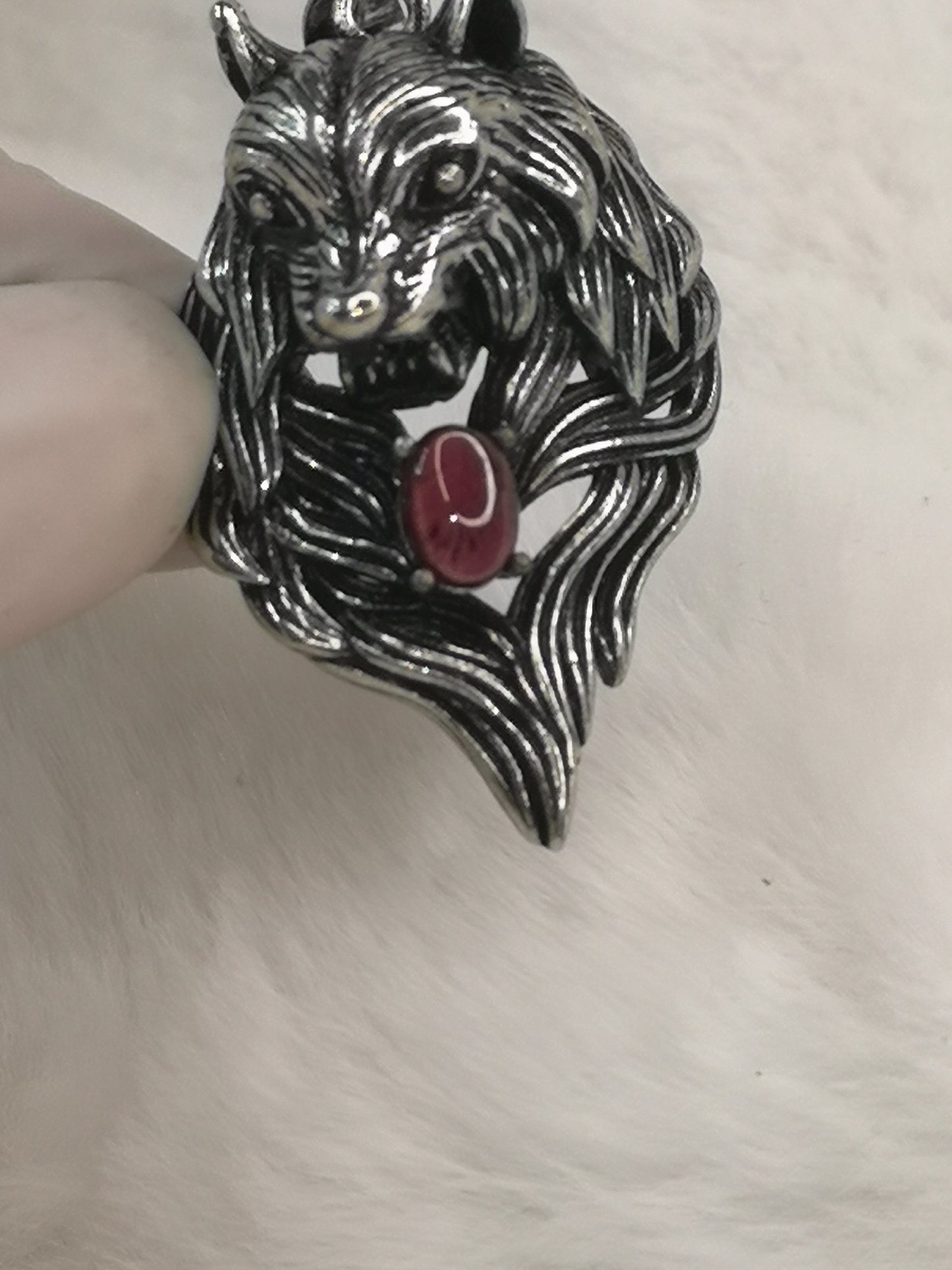 Wolf aus Kupfer mit einem Granat Edelstein